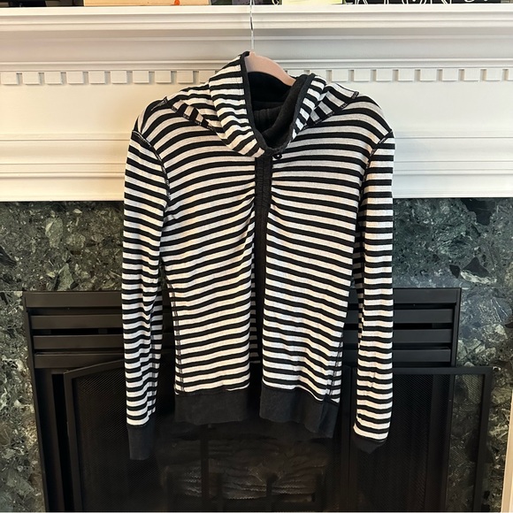 Lululemon In A Cinch Long Sleeve Tee Heathered Black size 6 - Picture 2 of 8